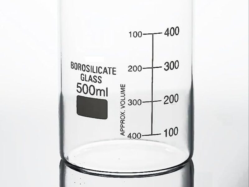 BEAKER LOW FORM WITH SPOUT (BOROSILICATE GLASS)